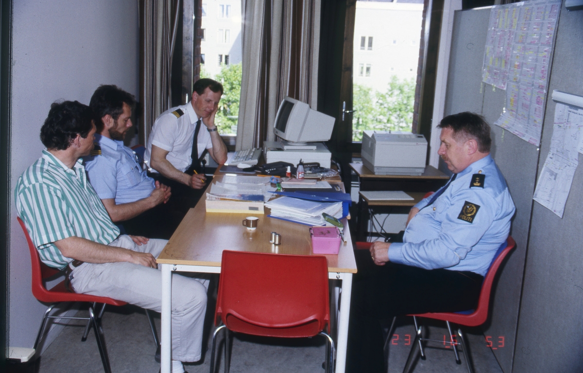 Politiet i Trondheim forbereder seg på signingen. Bildene er trolig tatt på politihuset.