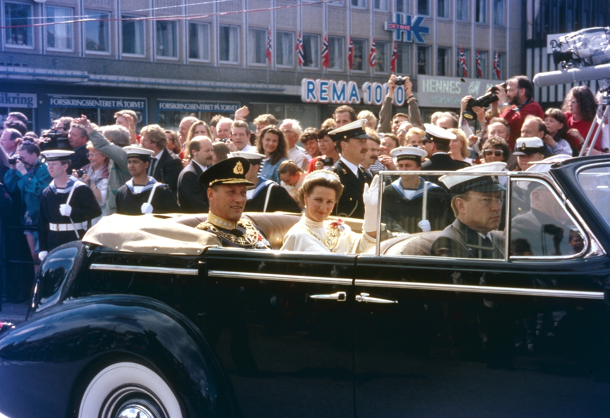 Kongefamilien passerer Trondheim torg i åpen bil etter signingen.