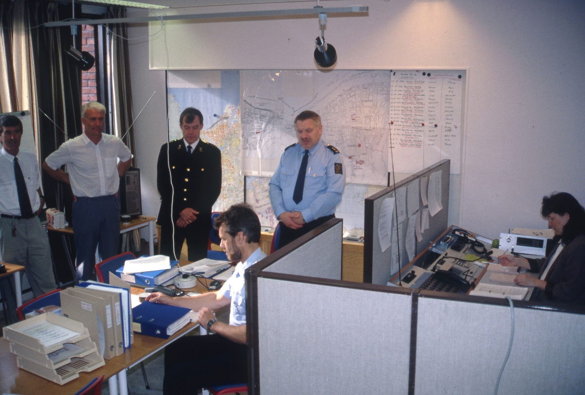 Politiet i Trondheim forbereder seg på signingen. Bildene er trolig tatt på politihuset.