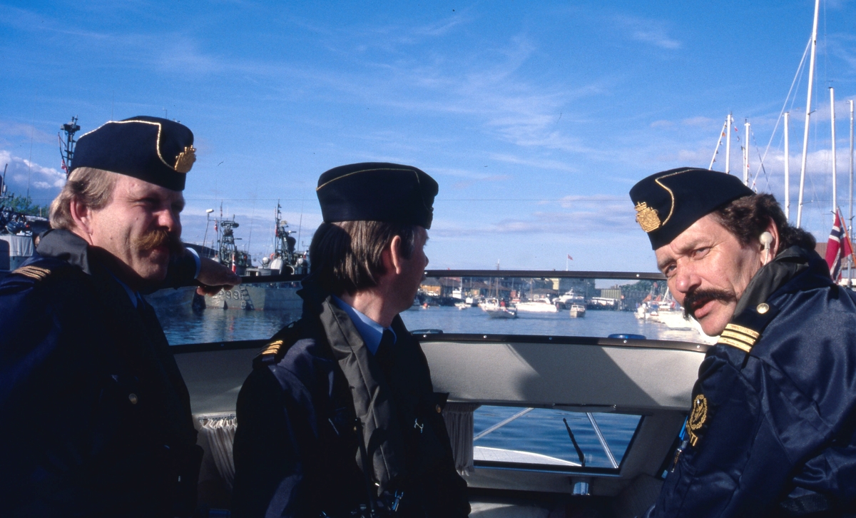 Politi og redningsmannskap på vakt ved Trondheim havn under signingen. Kongeskipet besøker Trondheim.