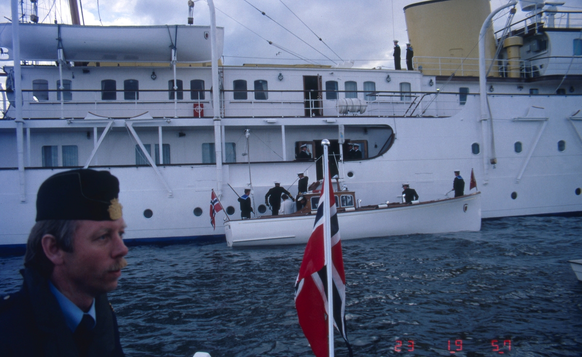 Politi og redningsmannskap på vakt ved Trondheim havn under signingen. Kongeskipet besøker Trondheim.