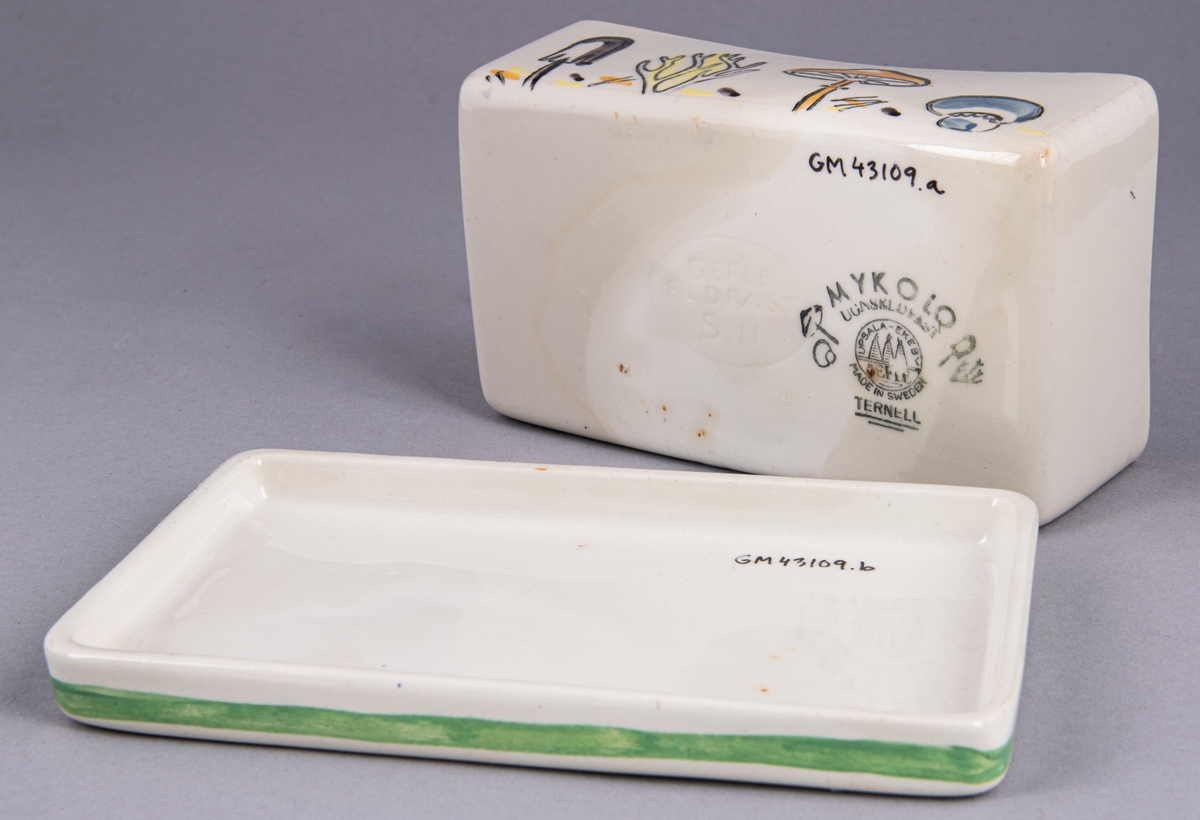 Smörask med lock i eldfast flintgods, dekor Mykolo av Berit Ternell 1958. Dekorens mönster består av fyra olika sorters svampar.