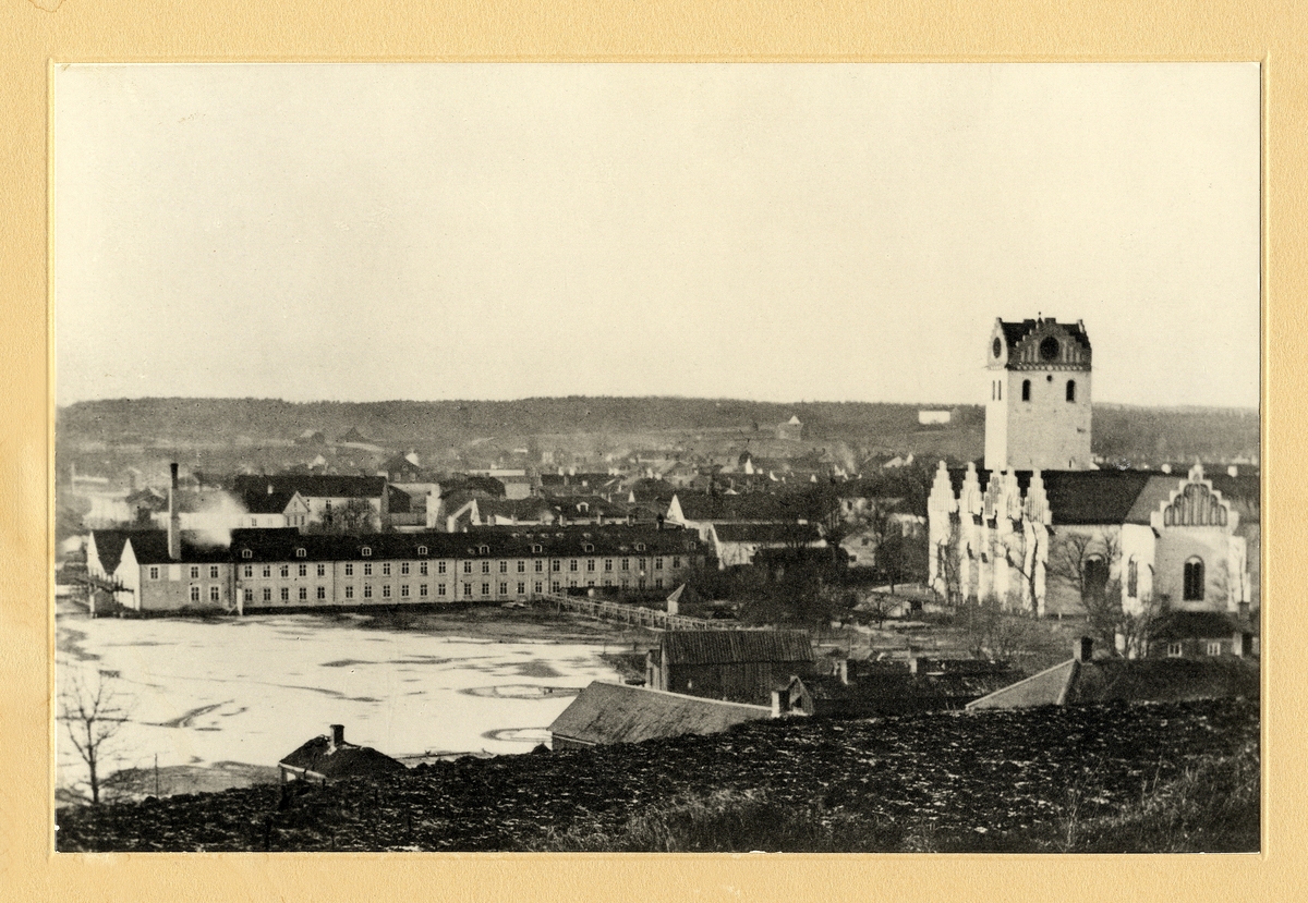 Växjö från Staglaberget, ca 1870. 
Man ser bl a Wahlqvistska klädesfabriken och domkyrkan. I bakgrunden anar man Ulriksbergs herrgård på Väster.