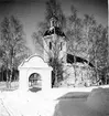 Högsjö kyrka, vinter. Kyrkan invigdes 1789. Byggmästaren var Simon Geting från Sundsvall efter ritningar av Per Hagmansson bosatt i Sundsvall. Bildhuggaren till en del inredning är Pehr Westman från Hemsön. Predikstolen och altaruppsättningen i den nyklassicistiska stilen är Olof Hofréns arbete. Orgel tillverkades av J.G. Ek från Härnösand. Olof Hofrén fick i uppdrag att måla, ornera och förgylla orgelfasaden. Altartavlan föreställande korset på Golgatan är en målning av Sven Linnborg från början av 1900-talet.