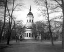 Exteriör av Domkyrkan. Arkitekt Johan Adolf Hawerman. Nyklassistisk stil. Vitputsad stenkyrka med ett mittorn,två mindre torn och västfasad med pelarrad. En del inventarier från den äldre kyrkan bland annat altartavlan från 1700-talet.Treskeppigt kyrkorum. Orgel från 1731 av Johan Caliman med barockfasad av Magnus Granlund från Hudiksvall