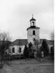 Kyrkan, exteriör. Byggmästare Simon Geting. Vitputsad stenkyrka med torn vid norra långsidan. Nyklassicistisk stil även i inredningen (av Jonas Edler). Vid restaureringen 1920 murades ingången på södra sidan igen och sakristian flyttades från tornrummet till en nybyggnad bakom altaret. Huvudingång vid tornet.