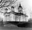 Äldre foto av Domkyrkan. Arkitekt Johan Adolf Hawerman. Nyklassistisk stil. Vitputsad stenkyrka med ett mittorn, två mindre torn och västfasad med pelarrad. En del inventarier från den äldre kyrkan bland annat altartavlan från 1700-talet.Treskeppigt kyrkorum. Orgel från 1731 av Johan Caliman med barockfasad av Magnus Granlund från Hudiksvall