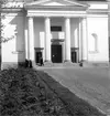 Härnösands domkyrka. Arkitekt Johan Adolf Hawerman. Nyklassistisk stil. Vitputsad stenkyrka med ett mittorn, två mindre torn och västfasad med pelarrad. En del inventarier från den äldre kyrkan bland annat altartavlan från 1700-talet.Treskeppigt kyrkorum. Orgel från 1731 av Johan Caliman med barockfasad av Magnus Granlund från Hudiksvall