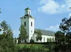 Nätra kyrka. Byggmästare Simon Geting. Vitputsad stenkyrka med torn. Nyklassicistisk stil. Inredning i början av 1800-talet. Altarväggen utformades 1847-48 av Olof Hofrén. Predikstol från 1814.