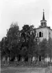 Styrnäs kyrka. Den nya kyrkan av arkitekten J.F Åbom ersatte en medeltida stenkyrka. I motsats till de flesta kyrkor har den koret i väster och tornet i öster, där även ingången är. Kyrkan tillhör Karl Johan tidens stilepok. Inredningen utfördes av bildhuggaren Olof Hofrén.