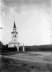 Stöde kyrka. Byggdes på 1750-talet med en avlång, åttkantig form, men har sedan förändrats till sitt nuvarande utseende. Byggmästare Olof Romberg. Kyrkan var ursprungligen utan torn.11881 förlängdes kyrkan åt öster där ett torn byggdes.