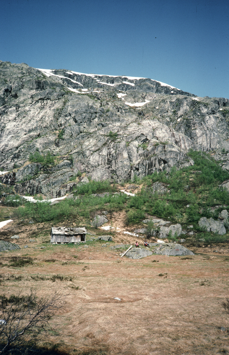 Svultanut lok. 1. Stølshus og tuft ved Hidlerberget, mot ØNØ.