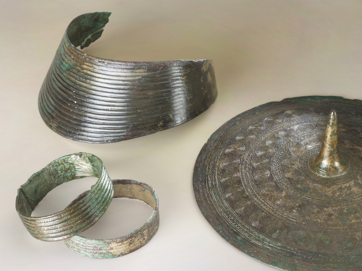 2 armringer (S1266), halskrage (S1263), tutulus (S1264). Alle av bronse, funnet i gravhaug.