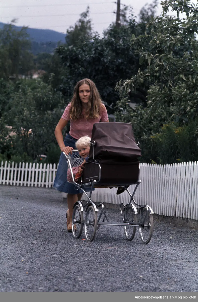 Hjemmets Kolonihage på Bjølsen. Ann Marie med datteren Magritt. Juli 1976