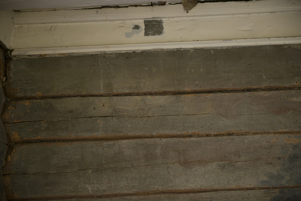 Malt landskapsdekor på tømmervegg. Datering: Slutten av 1700-tallet (Rokokko). Dokumentasjon uten oppfukting (detaljer tatt etter demontering av kott A under sekundær trapp). Sørøstre kammers. Vestvegg: Stokk (13)-16  med sørvestre hjørne. Stokk 16 er belistet og overmalt med hvitt (stussbrettlist).