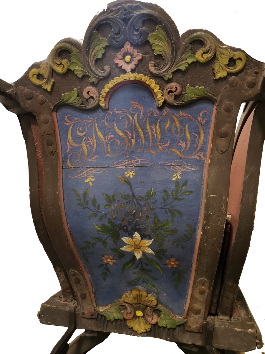 Rød innvendig.
På sidene lys blå med blomster.
Treskjærer arbeide foran.