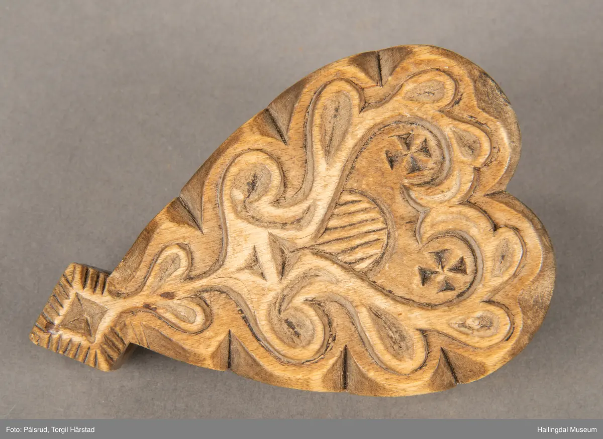 Stempel til å dekorere smør med. Smørroser har gjerne et geometrisk motiv eller botanisk motiv. De er skåret i tre. Hjerteformet, litt avlang hjerte. På ene siden er skjørt inn initialer. På andre siden er det hjerte med greiner og blader ytterst. Langs kanten er det skjært inn et avrundet spor, slik at hjertet er lett å holde i.