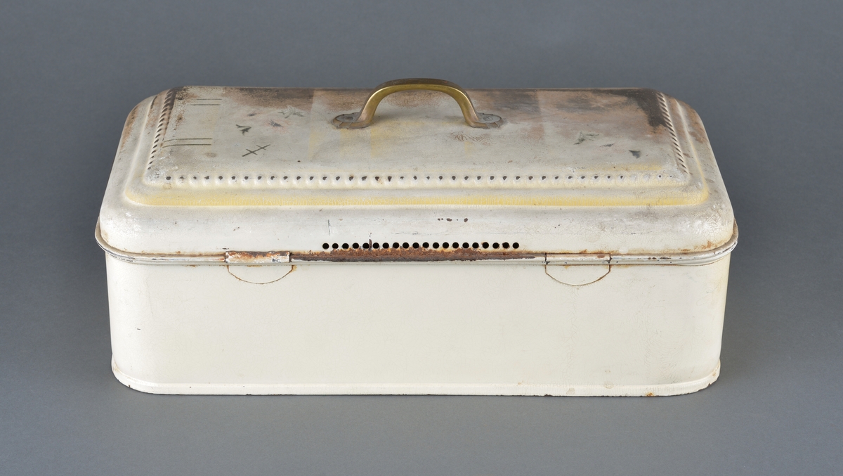 Til oppbevaring av sedler, mynt etc.
Rektangulær med buede ender. Har vært hengslet i bakkant, men disse mangler. 
Dekor i lokket og fremside.