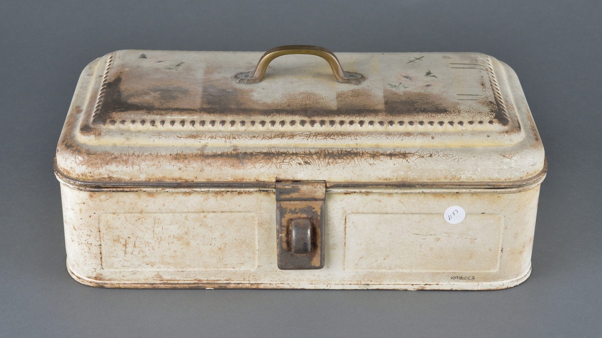 Til oppbevaring av sedler, mynt etc.
Rektangulær med buede ender. Har vært hengslet i bakkant, men disse mangler. 
Dekor i lokket og fremside.