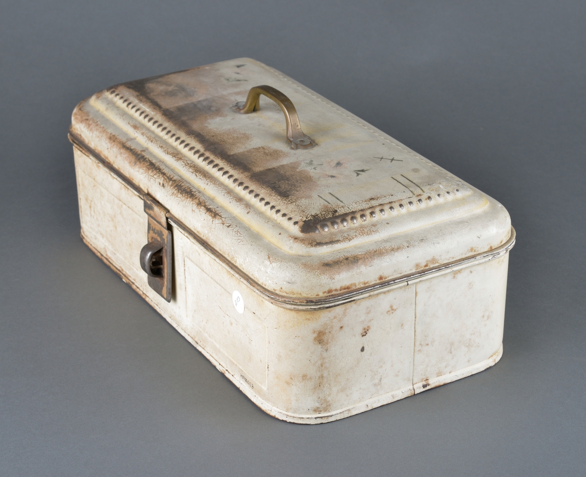 Til oppbevaring av sedler, mynt etc.
Rektangulær med buede ender. Har vært hengslet i bakkant, men disse mangler. 
Dekor i lokket og fremside.