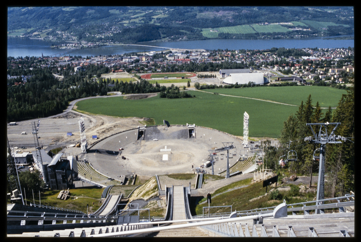 Lillehammer like etter OL 1994. Stampesletta med Håkons hall og Kristins hall (senere Eidsiva arena) sett fra Lysgårdsbakkene. Ovarennet og sletta i forgrunnen. Utsikt over Lillehammer sentrum og utløpet av Gudbrandsdalslågen i Mjøsa. Sett mot vest.