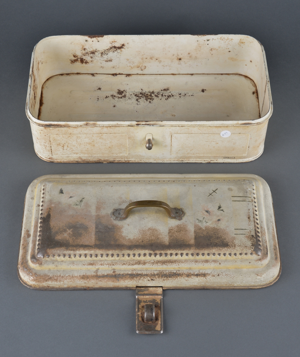 Til oppbevaring av sedler, mynt etc.
Rektangulær med buede ender. Har vært hengslet i bakkant, men disse mangler. 
Dekor i lokket og fremside.