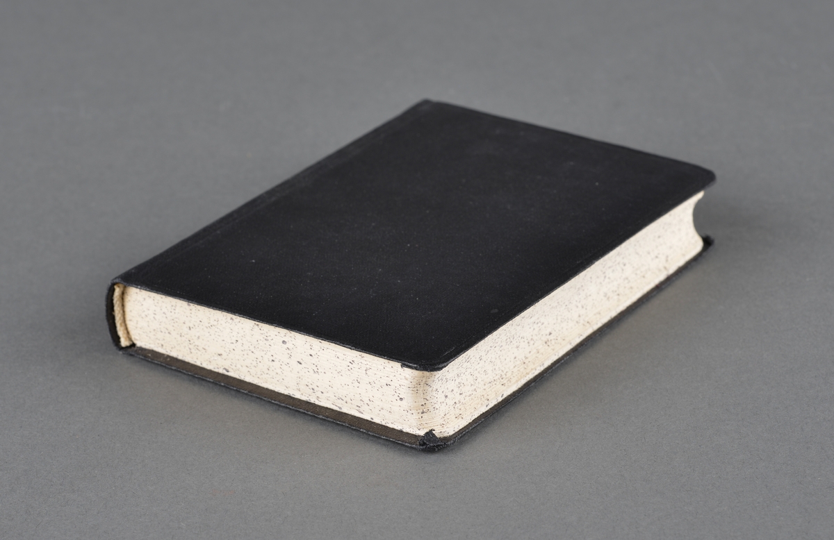 M.B. Landstads reviderte kirkesalmebok.
Ligger i en svart omslagseske

Utgitt på Andaktsbokselskapets forlag i 1947