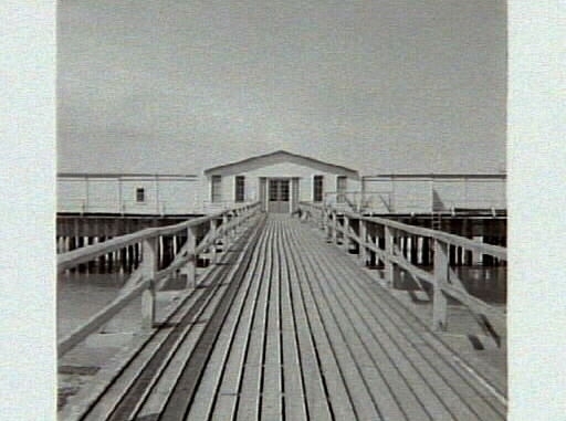 Kallbadhuset, bilder från artikel i Verbergs Tidning 1957. Bild 1. Bron från Barnens badstrand ut till kallbadhuset. Bild 2. Kallbadhuset sett från Barnens badstrand.