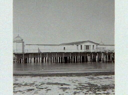 Kallbadhuset, bilder från artikel i Verbergs Tidning 1957. Bild 1. Bron från Barnens badstrand ut till kallbadhuset. Bild 2. Kallbadhuset sett från Barnens badstrand.