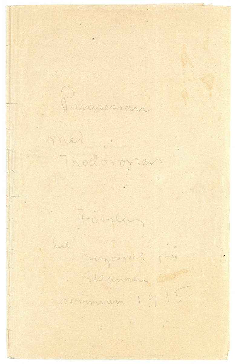 Manuskript, synopsis för "Prinsessan med trollöron" av John Bauer 1915, bestående av åtta sidor skrivna på fram- och baksidan av tåv vikta pappersark. Huvudsaklig skrift handskriven med blyerts och svart bläck. På sjätte sidan finns en skiss av ett troll. 
.
BREVAVSKRIFT:
.
[Sida 1]
Prinsessan
med
Trollöronen
Förslag
till
sagospel på Skansen
sommaren 1915.
.
[Sida 2]
Obs. Tomten
.
[Sida 3]
II
Ho Ho Ho - [överstruket: Små krypen] Ingen eld i berget
[överstruket: aldrig mera narra Dunseklamp.]
Rep säcken Mum Mum
[skrivet till höger och överstruket: -- -- du din krona
-- --
Tunga gullekronor finns många
i berget]
[överstruket: Nu lilla] (sippa hvit)
[inringad: 2]
Kryp i säcken . (blir du p---? i berget.
(Han fattar säcken för att bara
bort prinsessan) säta trollöronen på henne
f--? med oronen Så grann du är så grann 
du är
dansar [inringad: 1]
[understruket: Småtrollen]
-Dunseklamp Dunseklamp
Klampa och dunsa till ditt
berg. Dvärgarna röfva dina
skatter -
Dunseklamp släpper säcken och
rusar in i skogen
Scen VI
Huldrorna och småtrollen
komma fram X
[skrivet till höger: X Småtrollen undersöker henne
nyfiket. Huldrorna fingra
på hennes klädning. De dansa
kring henne. Sång]
[överstruket:Sem]
Prinsessan vågar titta på dem
med ett öga.
[överstruket: skogsfrun kommer]
En huldra [överstruket: skadar sin fot]
-gif mej dina skor
-gif mej dina skor -
de and Gif vår syster henne din skor
Prinsessan ger henne skon Huldrorna dansar bort i 
bakgrunden
[överstruket: En huldra fryser.]
-Gif oss din klädning 
Småtrollen
vi fryser i ---?
---?
5
.
[Sida 4]
[skrivet till vänster:
Liten sessa utan
krona och skor
lita på oss som i 
skogen bor
lita på oss som
i skogen bor.]
Prinsessan gifver [överstruket: henne] trollen sin
klädning
[understruket: småtrollen] som i skogs
brynet vaktat för Dunseklamp
varnar
- Dölj er Dölj er Dunseklamp
klampar i skögen -
”alla försvinna”
[inritad pil med texten: Sjungande]
Dunseklamp (kommer)
VII
Ho Hohoho -
[understruket: Gulleklumpsar, Silfverklumpar]
alla lågo där de skulle.
Hohoho [överstruket: småkrypen narra]
Dunseklamp -
mum mum
Liten Liten prinsesseklump
inte har du nån trollerump
[understruket: mum mum]
[skrivet till vänster: Han tar fram en 
svans [överstruket: som]
([överstruket: Han tänker] sätta trollsvans
på prinsessa och profvar
hur den skall sitta.
Prinsessan gråter)
-Mum Mum så grann du
blir så grann du blir.
Alla huldrorna och skogsfrun
.
[Sida 5]
komma och
dansa kring honom.
-Mycke guld har Dunseklamp
men perlor har han inga - 
”          ”        ”        ”
De strö perlor framför
honom - han glömmer
prinsessan och börjar fort blocka
Huldrorna dansa bort
altjemt ströende perlor
D. följer
Småtrollen efter dansande och
skrattande
VIII
Prinsessan är ensam
utan ---? skor och kädn-
hon stapplar gråtande fram
mot gården -
Man hör huldrornas röster
i skogen (Trädalfen visar var) [skrivet till höger: Obs
Träd [överskrivet: alfver flickor
(valer)]
Stackars den lilla sessan
”     ”     ”     ”
P. satte sig gråtande dåld
bakom [överskrivet: ??] stugtrappan
Huldran kommer skrattande
in [överstruket: på] Dunseklamp (ef--?) -
lill-säcken full med kulor
7
.
[Sida 6]
Granna klara perlor -
Tömmer säcken på marken
endast lite vatten rinner ut
Huldrorna skratta
- Dunseklamp har plockat dagg
”        ”        ”         ”
[överstruket: : Se i stora säcken din
Dunseklamp [inskrivet: ser den ut så] [överstruket: skumpar omkring
förtviflad]
Huldrorna
- Se i stora säcken din
Liten sessa len och fin
finns ej mer i säcken din -
Dunseklamp undersöker säcken
vänder den upp och ned
Huldrorna forsvinna
Ännu mer fortviflad skumpar
han omkring och rifver sitt hår - x
[inskrivet till vänster: x rasande hoppar han jamfota]
Huldrorna håna och skratta
Dunseklamp snurrar rundt
med händerna för öronen
och rusar bort. -
[inskrivet till vänster: -Voj voj stor skallk--? 
pinglar
voj voj så det låter.
[understruket:  Prinsessan sjunger en visa]
8
.
Not: på sidan finns en skiss av ett troll
.
[Sida 7]
stämpel: JÖNKÖPINGS LÄNS MUSEUM
P--?
[all text överstruken från översta till sista raden]
Riddarn hoppar av
hästen
sätter kronan på 
prinsessans hufvud (--?
fa--? fa-t
Pr--? Mats -
Pappa kung
o.s.v.
Petter[?]
Hade jag bara vetat 
att det var prins--?
så - 
209
.
[Sida 8]
Samma bild som föregående, sida 7