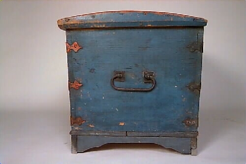 Mindre målad kista med smidda beslag. Kistan står på kistfötter. Locket är svagt välvt och sidorna något utåt vinklade. I locket två snörstumpar fastsatta som höll uppe locket. Smidda beslag i form av gångjärn, i sidorna handtag och fram en nyckelskylt och ett lås. Nyckel saknas. I hörnen smidda beslag, tre i varje hörn. Inuti kistan läddika till höger. Kistan är målad med en blå bottenfärg och hörnbeslagen är målade röda. Runt kistlocket är målat en röd ram. En blomsterkrans inramar monogram och årtal: "CJS 1822". Längst ner i kransen en ros, sedan pingstliljor, tulpan, rosknoppar, ros, tulpaner, knoppar och längst upp pingstliljor. Blommorna är målade i rött, vitt och gult. Blad och stängel i svart. Monogrammet i vitt och rött. Baksidan är målad mörkblå eller svart.