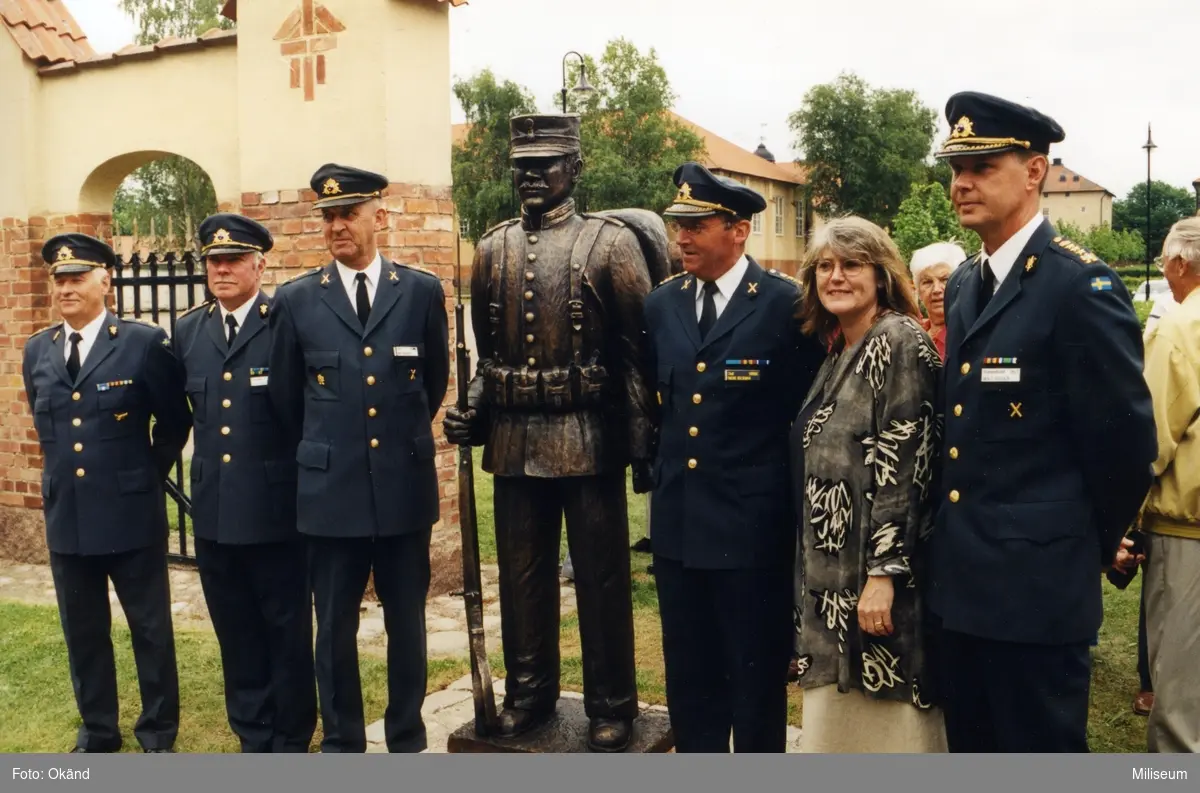 Invigning av minnesstaty över I 12:s gamla kasern. Från vänster major Kurt-Lennart Larsson; kapten Carl-Gustav "Duste" Petersson; överstelöjtnant Bert Fransson; staty av I 12-infanteristen; överste 1 Thore Bäckman, chef SWEDEC; konstnärinnan Anette Rydström och överste Bengt Axelsson, chef Ing 2.