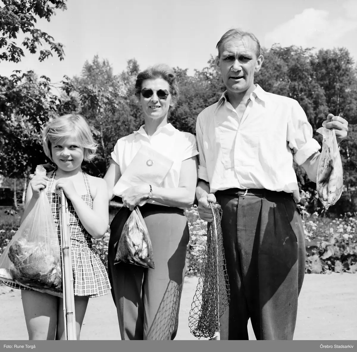 Fiskare med nät och fångst, 1960-tal -Örebro Stadsarkiv / DigitaltMuseum