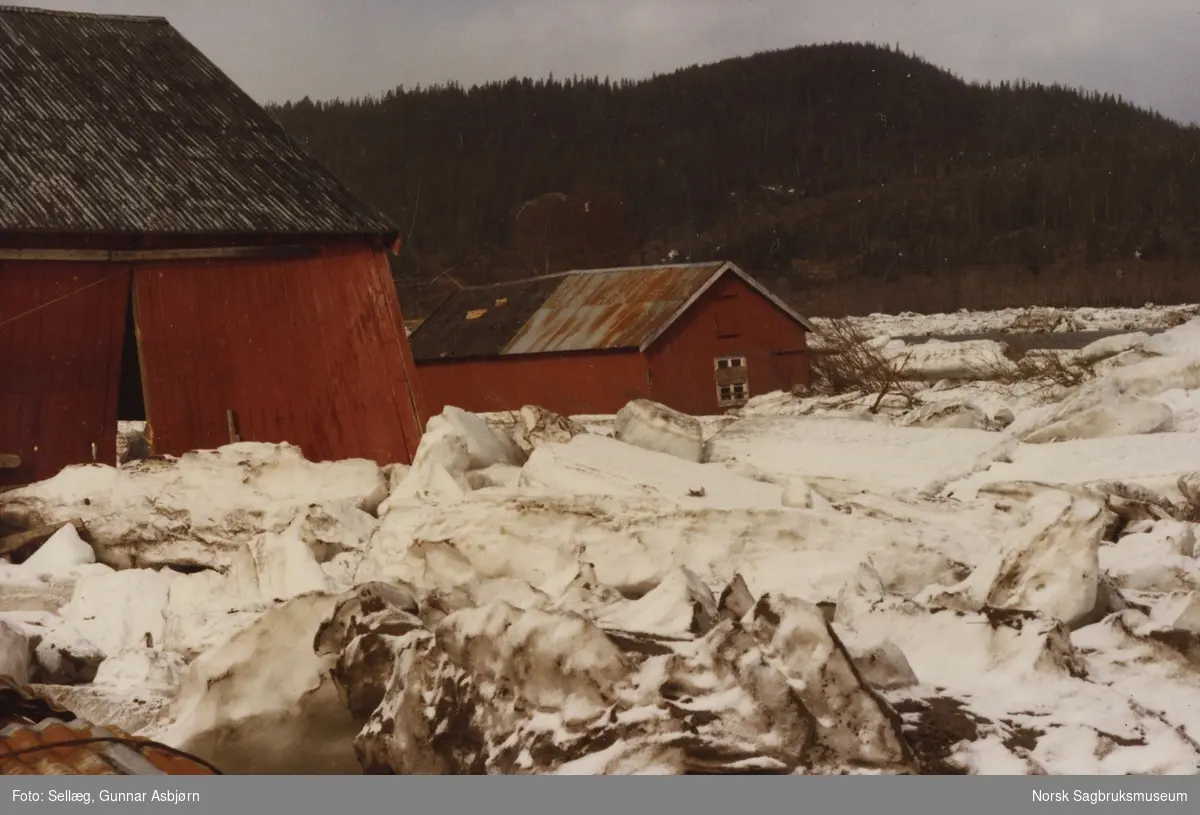 Isrester ved Skage Lense etter flommen 1982.