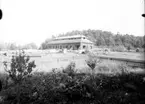 Under uppförande, Hallstahammars herrgård, taget från Tenngjutargården, på Vallby friluftsmuseum i Västerås.