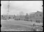 Prisutdelning vid gångtävling på Vallby friluftsmuseum i Västerås.