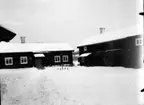 Bondgården, Norrsyltastugan och Norrbergaboden, på Vallby friluftsmuseum i Västerås.