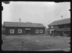 Norrsyltastugan och Norrbergaboden på Vallby friluftsmuseum i Västerås.