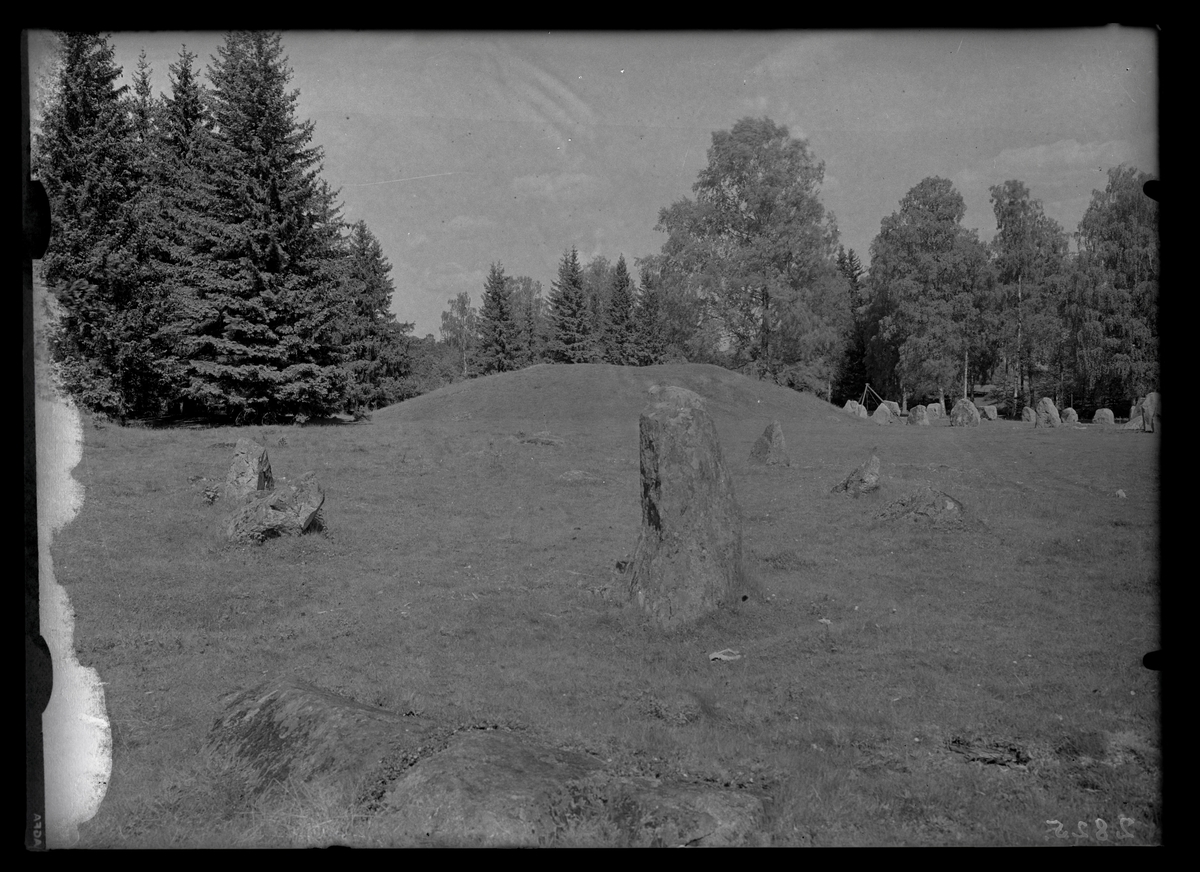 Badelunda sn, Anundshögsområdet, Långby.
Lilla skeppssättningen före renoveringen, från söder. 1933.