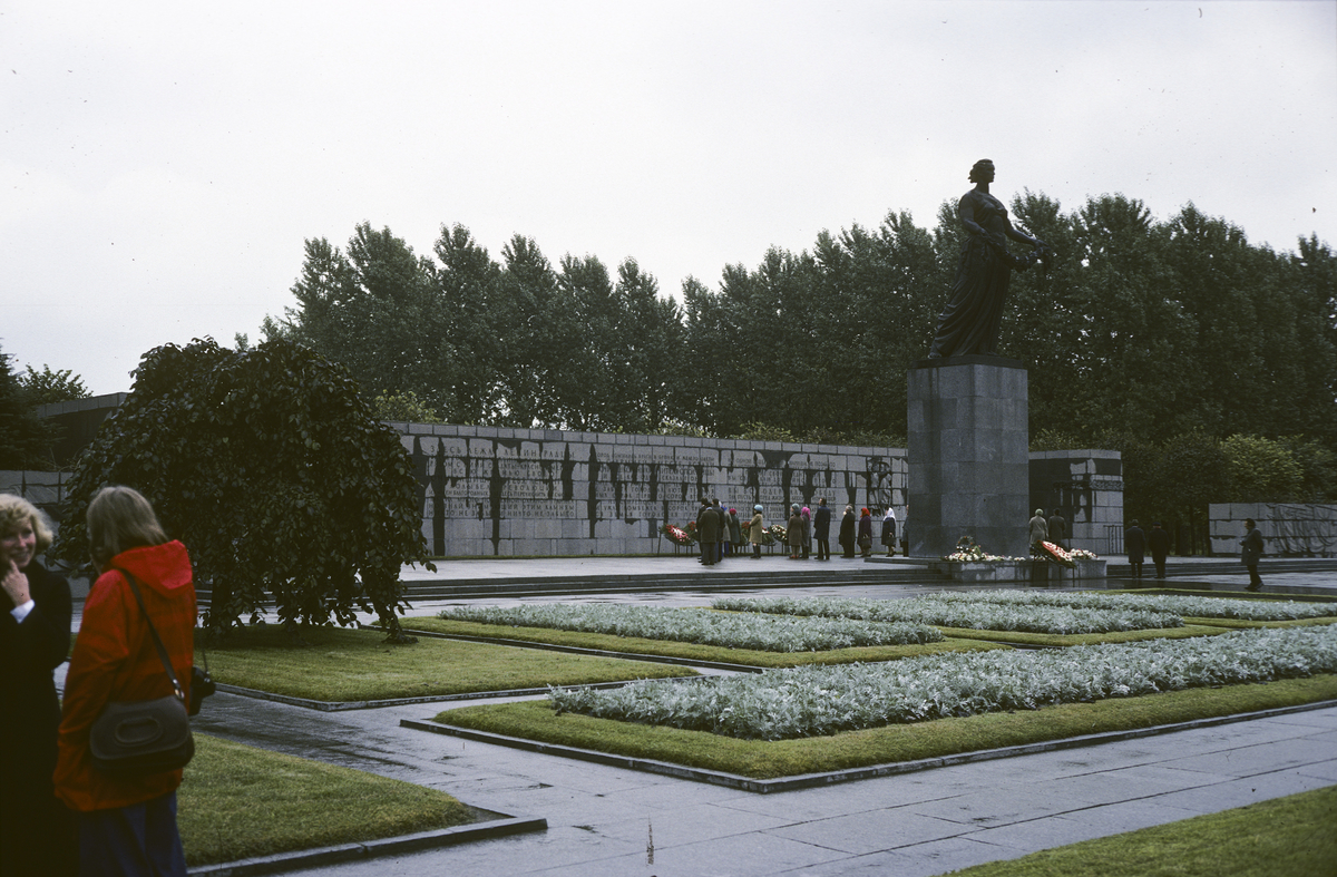 Leningrad. Minnekirkegården for krigens ofre. 700 000 mennesker begravd her.