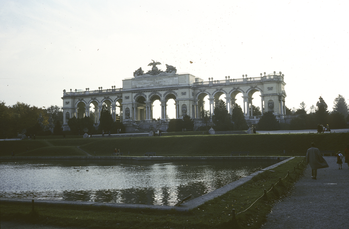 Die Gloriette på toppen av en ås bak Schönbrunn palasset.