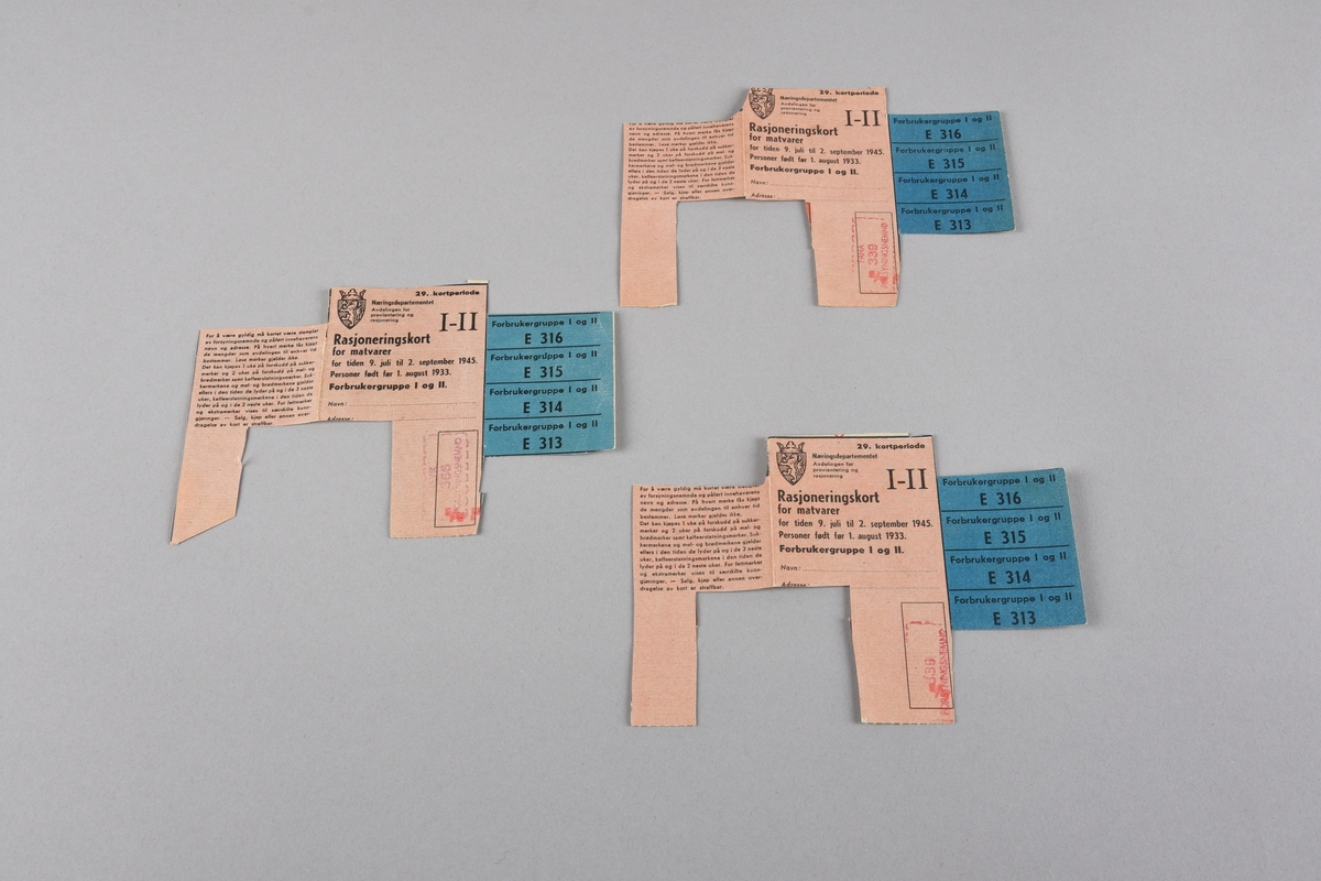 Tre stk. rasjoneringskort for matvarer for perioden 9.juli til 2. september 1945, for personar fødd før 1. august 1935. Utgjevar Næringsdepartementet, avdeling for proviantering og rasjonering. Stempel frå Fana 339 forsyningsnemnd. 
Fire stk. rasjoneringskort for matvarer for tida 20.november 1950 til 20.mai 1951 for personar fødd i 1935 eller før, utgjevar Handelsdepartementet. Direktoratet for proviantering og rasjonering.Dei fire siste er alle påført namn og adresse. Alle er stempla med det som truleg skal vere Bergen 7xx Forsyningsnemnd. Tre av korta er stempla med "Fruktspecialen" på baksida, det eine har tekst med blyantskrift "Jørgensens Kol." på baksida.
