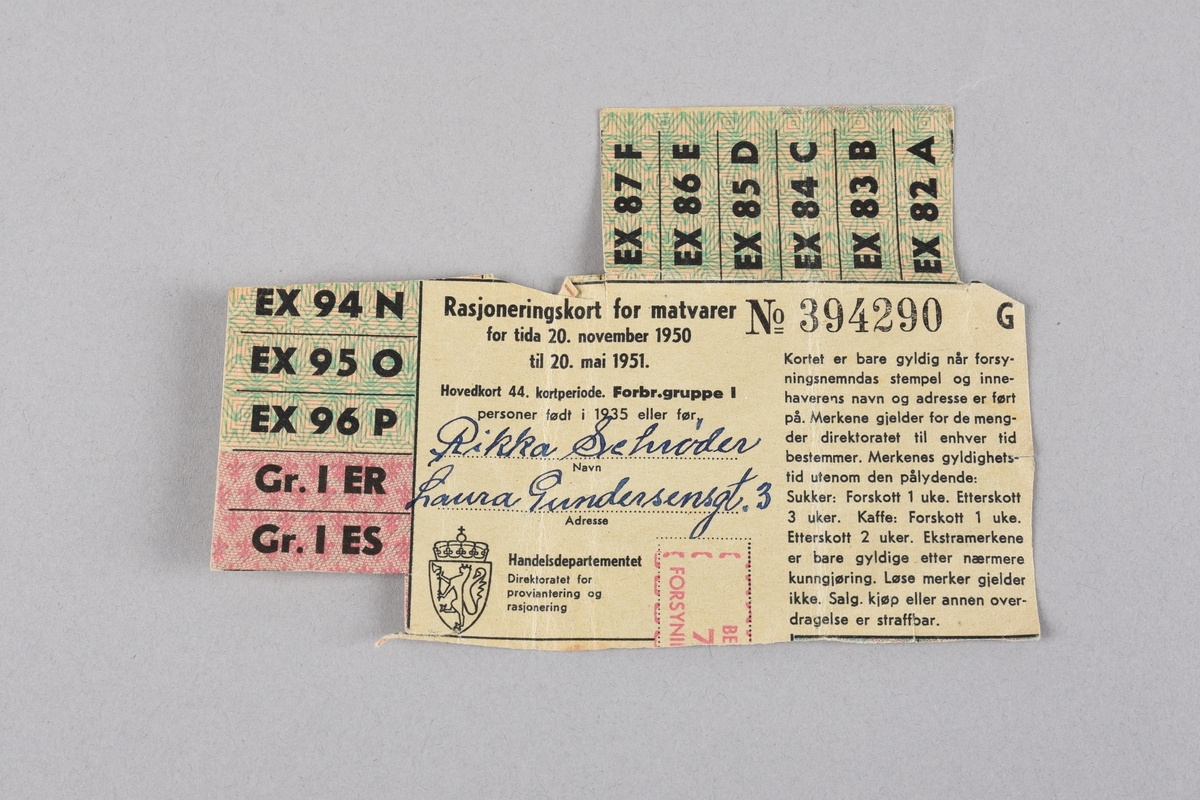 Tre stk. rasjoneringskort for matvarer for perioden 9.juli til 2. september 1945, for personar fødd før 1. august 1935. Utgjevar Næringsdepartementet, avdeling for proviantering og rasjonering. Stempel frå Fana 339 forsyningsnemnd. 
Fire stk. rasjoneringskort for matvarer for tida 20.november 1950 til 20.mai 1951 for personar fødd i 1935 eller før, utgjevar Handelsdepartementet. Direktoratet for proviantering og rasjonering.Dei fire siste er alle påført namn og adresse. Alle er stempla med det som truleg skal vere Bergen 7xx Forsyningsnemnd. Tre av korta er stempla med "Fruktspecialen" på baksida, det eine har tekst med blyantskrift "Jørgensens Kol." på baksida.