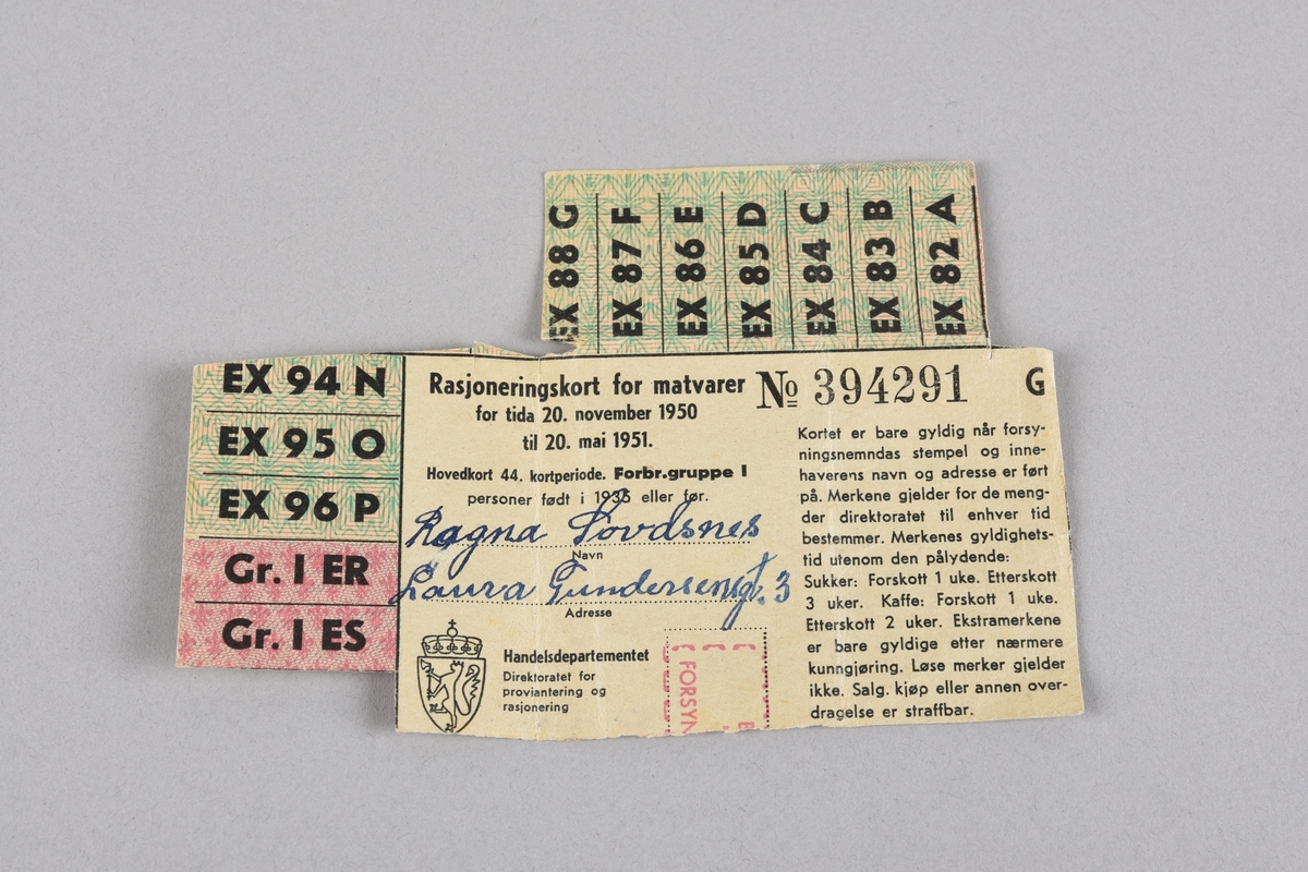 Tre stk. rasjoneringskort for matvarer for perioden 9.juli til 2. september 1945, for personar fødd før 1. august 1935. Utgjevar Næringsdepartementet, avdeling for proviantering og rasjonering. Stempel frå Fana 339 forsyningsnemnd. 
Fire stk. rasjoneringskort for matvarer for tida 20.november 1950 til 20.mai 1951 for personar fødd i 1935 eller før, utgjevar Handelsdepartementet. Direktoratet for proviantering og rasjonering.Dei fire siste er alle påført namn og adresse. Alle er stempla med det som truleg skal vere Bergen 7xx Forsyningsnemnd. Tre av korta er stempla med "Fruktspecialen" på baksida, det eine har tekst med blyantskrift "Jørgensens Kol." på baksida.
