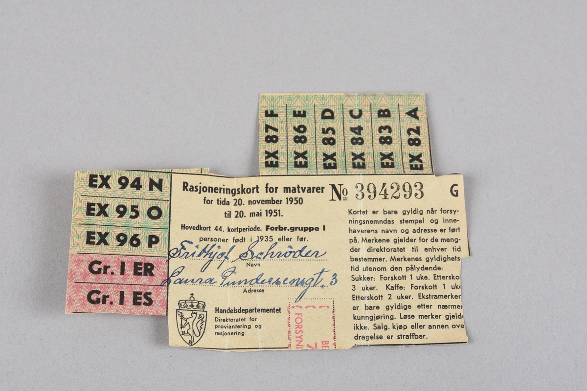 Tre stk. rasjoneringskort for matvarer for perioden 9.juli til 2. september 1945, for personar fødd før 1. august 1935. Utgjevar Næringsdepartementet, avdeling for proviantering og rasjonering. Stempel frå Fana 339 forsyningsnemnd. 
Fire stk. rasjoneringskort for matvarer for tida 20.november 1950 til 20.mai 1951 for personar fødd i 1935 eller før, utgjevar Handelsdepartementet. Direktoratet for proviantering og rasjonering.Dei fire siste er alle påført namn og adresse. Alle er stempla med det som truleg skal vere Bergen 7xx Forsyningsnemnd. Tre av korta er stempla med "Fruktspecialen" på baksida, det eine har tekst med blyantskrift "Jørgensens Kol." på baksida.