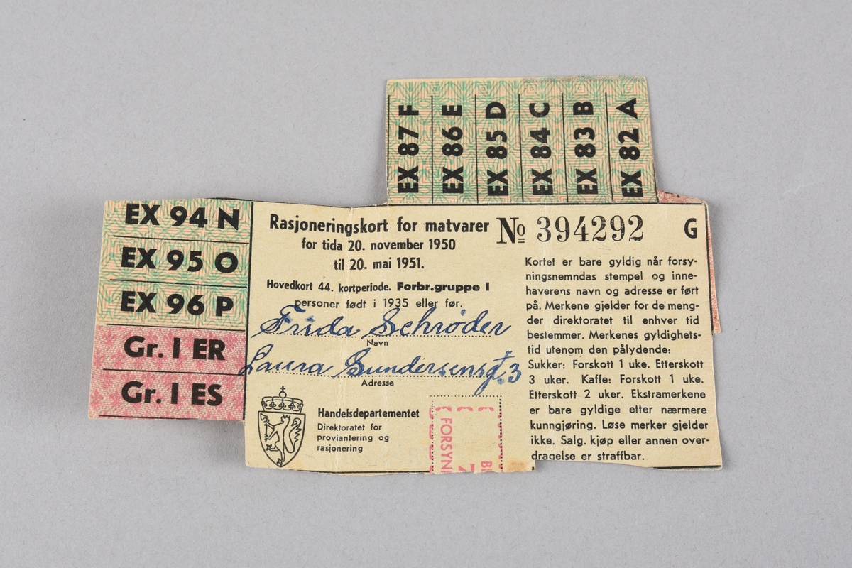 Tre stk. rasjoneringskort for matvarer for perioden 9.juli til 2. september 1945, for personar fødd før 1. august 1935. Utgjevar Næringsdepartementet, avdeling for proviantering og rasjonering. Stempel frå Fana 339 forsyningsnemnd. 
Fire stk. rasjoneringskort for matvarer for tida 20.november 1950 til 20.mai 1951 for personar fødd i 1935 eller før, utgjevar Handelsdepartementet. Direktoratet for proviantering og rasjonering.Dei fire siste er alle påført namn og adresse. Alle er stempla med det som truleg skal vere Bergen 7xx Forsyningsnemnd. Tre av korta er stempla med "Fruktspecialen" på baksida, det eine har tekst med blyantskrift "Jørgensens Kol." på baksida.