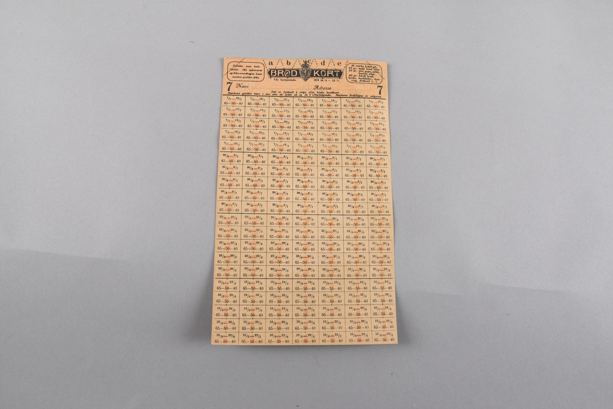 Åtte rektangulere rasjoneringskort for brød frå mai 1919. Utstedt av Norske myndigheitar. Felt for å fylle ut namn og adresse. Rutenett med 140 ruter som angjer mengden ein kunne kjøpe. Det er og blå tal bak mengdeangjevinga som går frå ein til fire i kvar rute. Alle korta er ubrukte. 

Seks rektangulere rasjoneringskort for brød frå juni 1919. Utstedt av Norske myndigheitar. Felt for å fylle ut namn og adresse. Rutenett med 140 ruter som angjer mengden ein kunne kjøpe. Det er og raude tal bak mengdeangjevinga som går frå ein til fire i kvar rute. Alle korta er ubrukte.