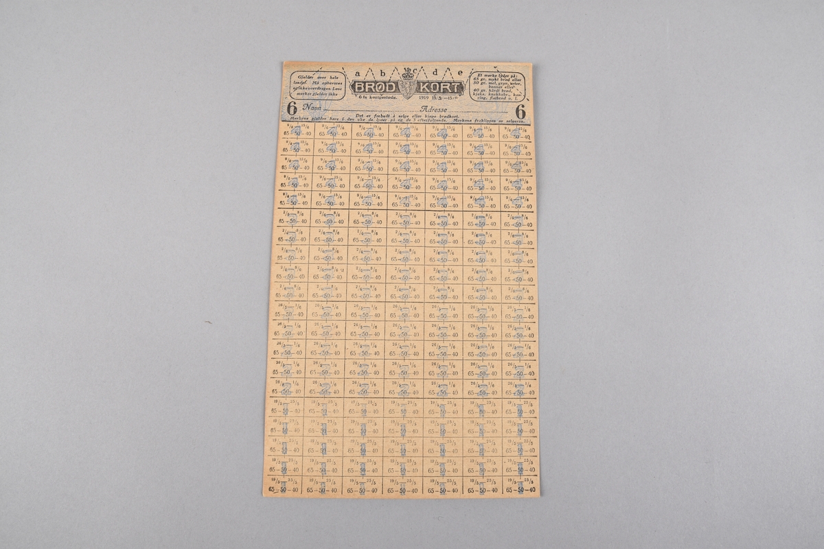 Åtte rektangulere rasjoneringskort for brød frå mai 1919. Utstedt av Norske myndigheitar. Felt for å fylle ut namn og adresse. Rutenett med 140 ruter som angjer mengden ein kunne kjøpe. Det er og blå tal bak mengdeangjevinga som går frå ein til fire i kvar rute. Alle korta er ubrukte. 

Seks rektangulere rasjoneringskort for brød frå juni 1919. Utstedt av Norske myndigheitar. Felt for å fylle ut namn og adresse. Rutenett med 140 ruter som angjer mengden ein kunne kjøpe. Det er og raude tal bak mengdeangjevinga som går frå ein til fire i kvar rute. Alle korta er ubrukte.