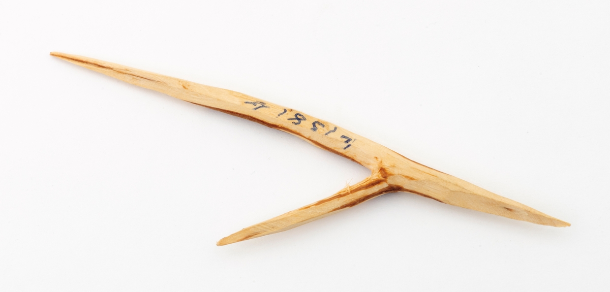 To fiskekroker (kopier). Dette skjemaet omhandler fiskekrok SJF.05941-02 (tdligere registrert som B). Fiskekrokene er laget av bjørk. De er kopier av einerkroker fra Karasjok i Tromsø museum. I museets katalog står det: "1381 a/b (Nord. Mus. nr. 69. 779). 2 fiskekroker av tre, med snøre. Brukes til lakefiske. Krokene har vært påsatt en line, oppbevart i skrin av tre. a: L 7, 8 cm, snøre 87 cm. b: Lengde 7, 5 cm, snøre 85 cm. Fra Sitsajavre. Ink. av jegermester Senzelius 1891. Dep. fra Nordiska Museet". Nr. 69. 779. 
Professor Ørnulf Vorren, Tromsø har laget disse to kopiene.