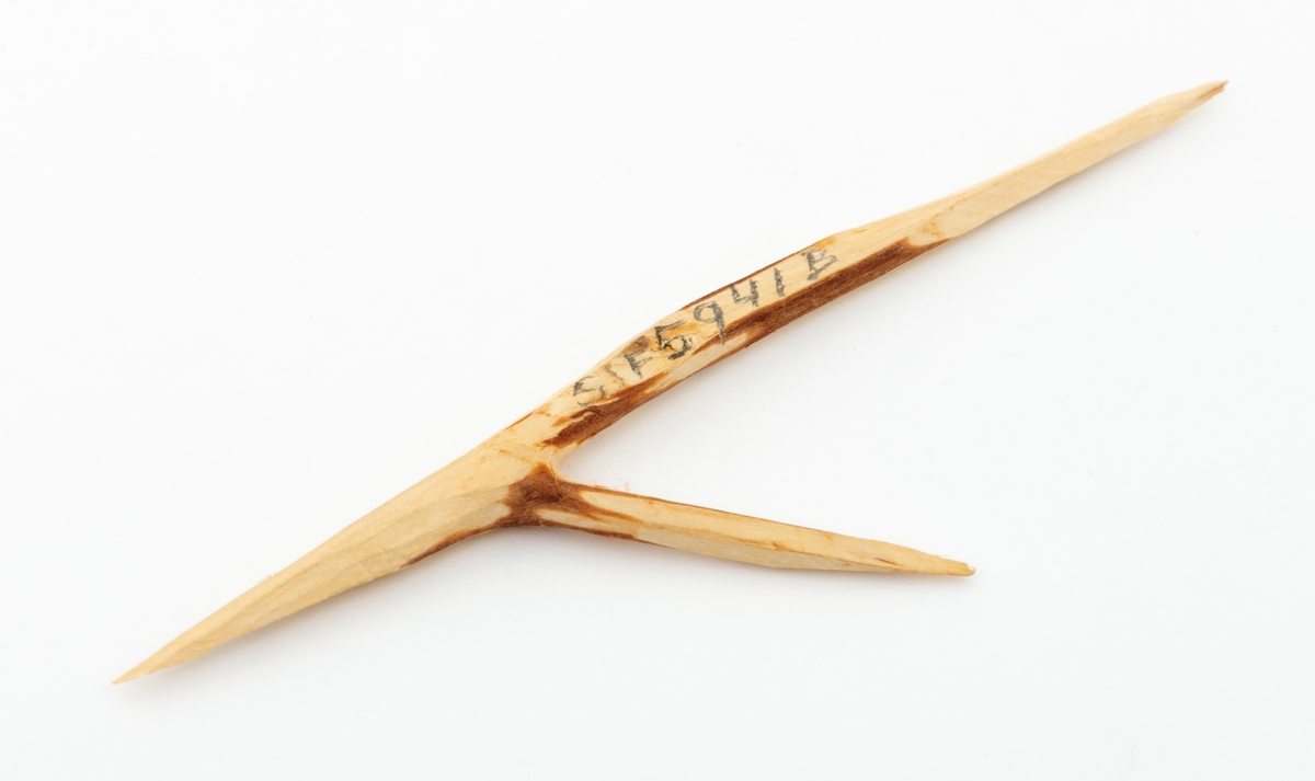 To fiskekroker (kopier). Dette skjemaet omhandler fiskekrok SJF.05941-02 (tdligere registrert som B). Fiskekrokene er laget av bjørk. De er kopier av einerkroker fra Karasjok i Tromsø museum. I museets katalog står det: "1381 a/b (Nord. Mus. nr. 69. 779). 2 fiskekroker av tre, med snøre. Brukes til lakefiske. Krokene har vært påsatt en line, oppbevart i skrin av tre. a: L 7, 8 cm, snøre 87 cm. b: Lengde 7, 5 cm, snøre 85 cm. Fra Sitsajavre. Ink. av jegermester Senzelius 1891. Dep. fra Nordiska Museet". Nr. 69. 779. 
Professor Ørnulf Vorren, Tromsø har laget disse to kopiene.